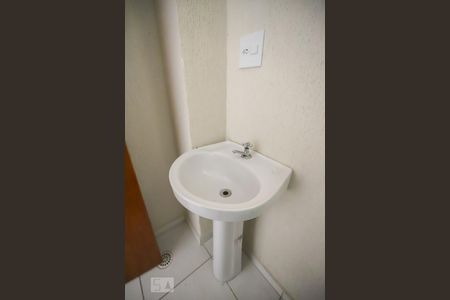 Banheiro de kitnet/studio para alugar com 1 quarto, 30m² em Vila Zat, São Paulo