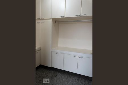 Apartamento à venda com 119m², 3 quartos e 2 vagas Apartamento à venda com 119m², 3 quartos e 2 vagasQuarto de Serviço