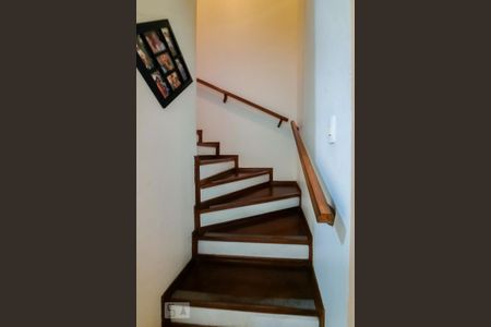 Casa à venda com 212m², 3 quartos e 2 vagas Casa à venda com 212m², 3 quartos e 2 vagasEscada