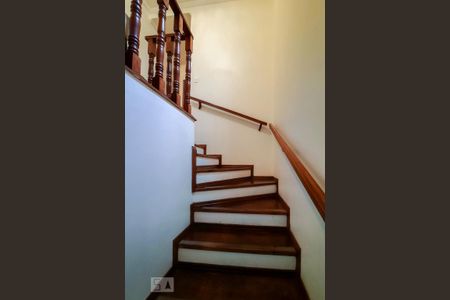 Casa à venda com 212m², 3 quartos e 2 vagas Casa à venda com 212m², 3 quartos e 2 vagasEscada