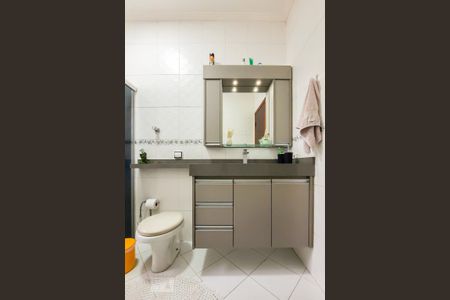 Casa à venda com 212m², 3 quartos e 2 vagas Casa à venda com 212m², 3 quartos e 2 vagasBanheiro Social