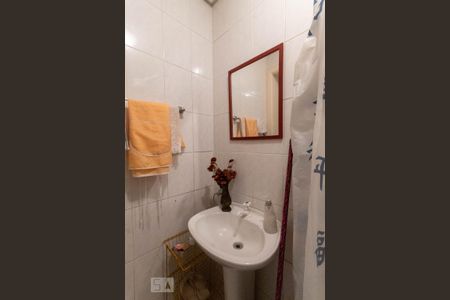 Casa de condomínio à venda com 191m², 3 quartos e 2 vagasBanheiro de Serviço