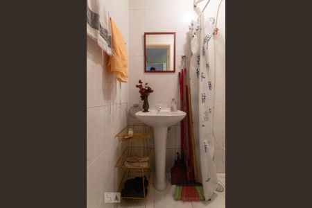 Casa de condomínio à venda com 191m², 3 quartos e 2 vagasBanheiro de Serviço