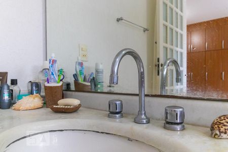 Casa de condomínio à venda com 300m², 4 quartos e 3 vagasBanheiro da suíte 1