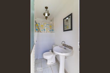 Casa de condomínio à venda com 300m², 4 quartos e 3 vagasBanheiro de serviço