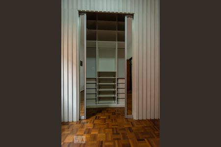 Casa à venda com 242m², 3 quartos e 5 vagassuíte 2