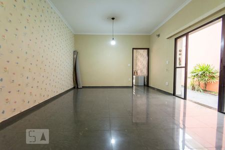 Sala de casa à venda com 3 quartos, 242m² em Vila Bertioga, São Paulo