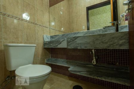 Casa à venda com 242m², 3 quartos e 5 vagassuíte 2