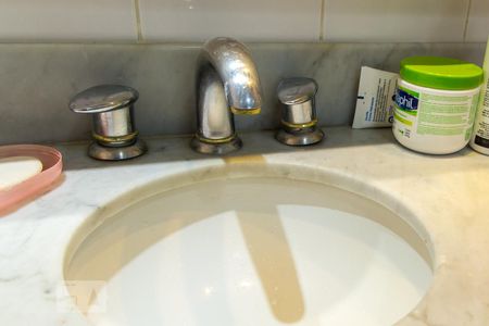 Apartamento à venda com 111m², 4 quartos e 2 vagasBanheiro da suíte 2 - Torneira