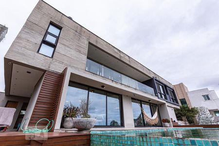 Casa de condomínio à venda com 500m², 4 quartos e 6 vagasFachada