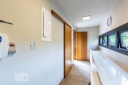 Casa de condomínio à venda com 500m², 4 quartos e 6 vagasLavanderia