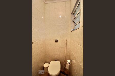 Casa para alugar com 220m², 3 quartos e 2 vagas Casa para alugar com 220m², 3 quartos e 2 vagasBanheiro de Serviço