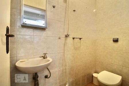 Casa para alugar com 220m², 3 quartos e 2 vagas Casa para alugar com 220m², 3 quartos e 2 vagasBanheiro de Serviço