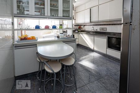 Apartamento à venda com 230m², 4 quartos e 2 vagasCozinha