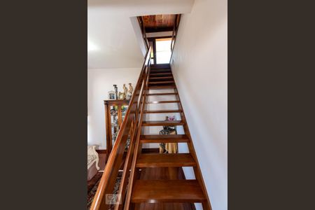 Apartamento à venda com 230m², 4 quartos e 2 vagasEscadas para o 2º piso