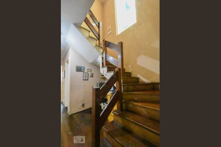 Casa para alugar com 320m², 3 quartos e 4 vagasEscada