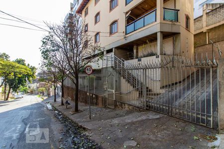 Apartamento à venda com 180m², 3 quartos e 2 vagas Apartamento à venda com 180m², 3 quartos e 2 vagasVista da Rua