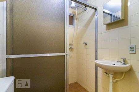 Banheiro de kitnet/studio para alugar com 1 quarto, 39m² em Centro, Campinas