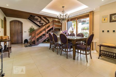 Casa de condomínio à venda com 650m², 3 quartos e 5 vagas Casa de condomínio à venda com 650m², 3 quartos e 5 vagasSala