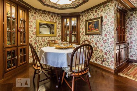 Casa de condomínio à venda com 650m², 3 quartos e 5 vagas Casa de condomínio à venda com 650m², 3 quartos e 5 vagasSala