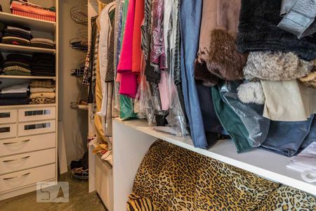 Casa de condomínio à venda com 650m², 3 quartos e 5 vagas Casa de condomínio à venda com 650m², 3 quartos e 5 vagasCloset