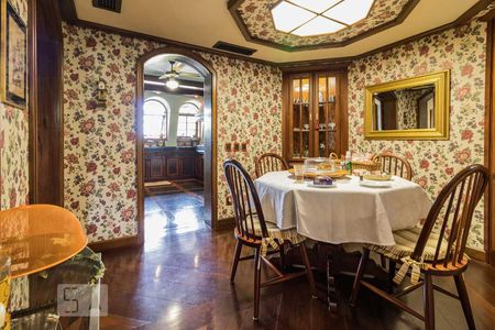 Casa de condomínio à venda com 650m², 3 quartos e 5 vagas Casa de condomínio à venda com 650m², 3 quartos e 5 vagasSala