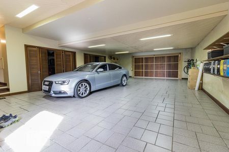 Casa de condomínio à venda com 650m², 3 quartos e 5 vagas Casa de condomínio à venda com 650m², 3 quartos e 5 vagasGaragem