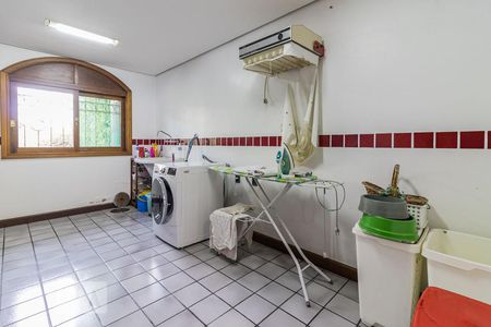 Casa de condomínio à venda com 650m², 3 quartos e 5 vagas Casa de condomínio à venda com 650m², 3 quartos e 5 vagasDetalhe da area de serviço