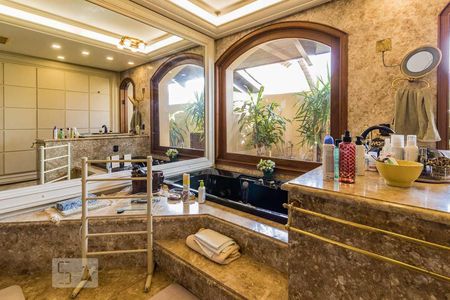 Casa de condomínio à venda com 650m², 3 quartos e 5 vagas Casa de condomínio à venda com 650m², 3 quartos e 5 vagasBanheiro da Suíte