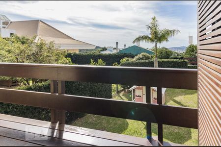 Casa de condomínio à venda com 650m², 3 quartos e 5 vagas Casa de condomínio à venda com 650m², 3 quartos e 5 vagasSacada