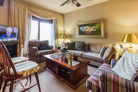 Casa de condomínio à venda com 650m², 3 quartos e 5 vagas Casa de condomínio à venda com 650m², 3 quartos e 5 vagasSala