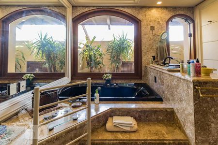 Casa de condomínio à venda com 650m², 3 quartos e 5 vagas Casa de condomínio à venda com 650m², 3 quartos e 5 vagasBanheiro da Suíte