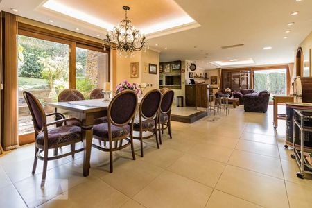 Casa de condomínio à venda com 650m², 3 quartos e 5 vagas Casa de condomínio à venda com 650m², 3 quartos e 5 vagasSala