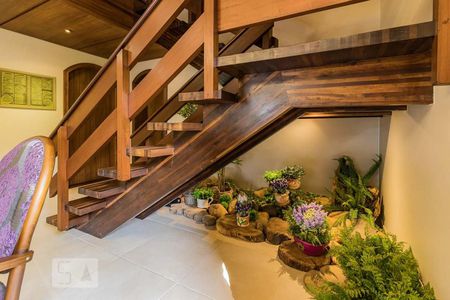 Casa de condomínio à venda com 650m², 3 quartos e 5 vagas Casa de condomínio à venda com 650m², 3 quartos e 5 vagasEscada