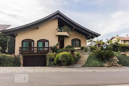 Casa de condomínio à venda com 650m², 3 quartos e 5 vagas Casa de condomínio à venda com 650m², 3 quartos e 5 vagasFachada