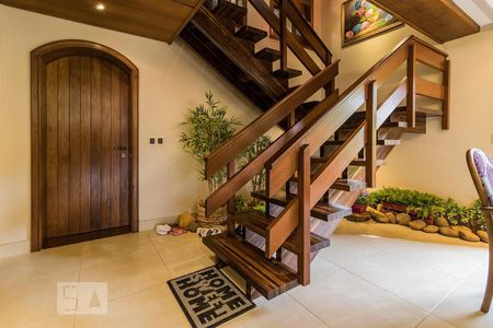 Casa de condomínio à venda com 650m², 3 quartos e 5 vagas Casa de condomínio à venda com 650m², 3 quartos e 5 vagasEscada