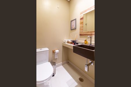 Casa à venda com 195m², 2 quartos e 2 vagasBanheiro de Serviço