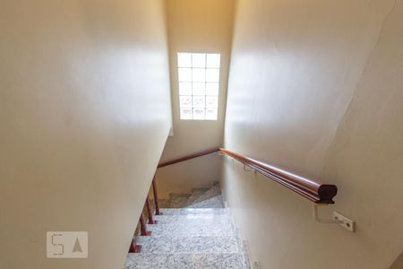 Casa à venda com 195m², 2 quartos e 2 vagasEscada