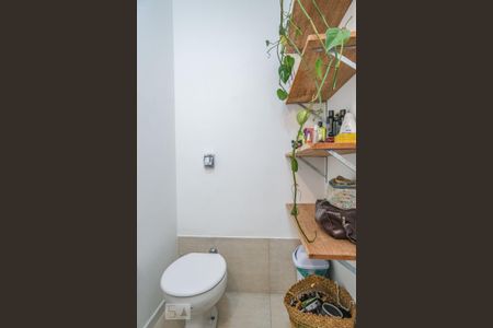 Banheiro de casa de condomínio para alugar com 2 quartos, 90m² em Vila Carbone, São Paulo