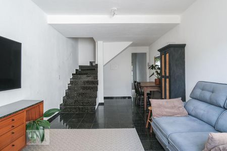 Sala de casa de condomínio para alugar com 2 quartos, 90m² em Vila Carbone, São Paulo