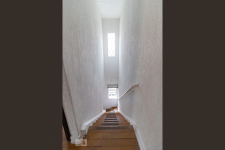 Casa à venda com 100m², 2 quartos e 2 vagasEscada