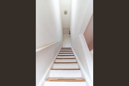 Casa à venda com 100m², 2 quartos e 2 vagasEscada