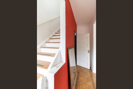 Casa à venda com 100m², 2 quartos e 2 vagasEscada