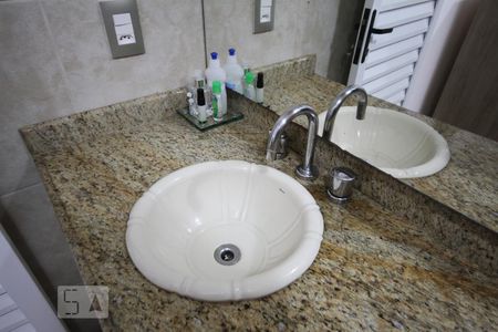 Casa à venda com 350m², 3 quartos e 4 vagasSuíte fundos