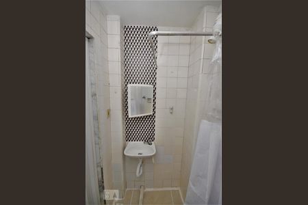 Banheiro Social de kitnet/studio para alugar com 1 quarto, 25m² em Centro, Rio de Janeiro