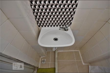 Banheiro - Pia de kitnet/studio para alugar com 1 quarto, 25m² em Centro, Rio de Janeiro
