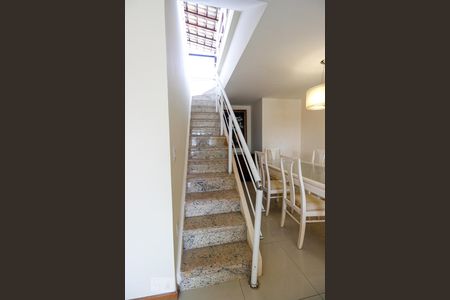 Apartamento à venda com 300m², 3 quartos e 3 vagasEscada