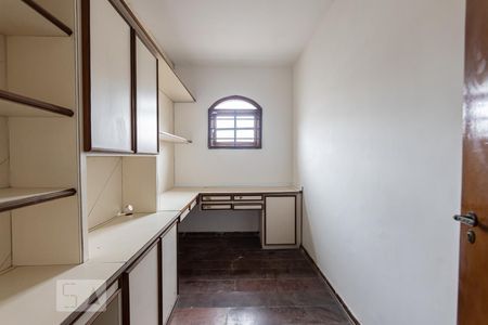 Casa à venda com 262m², 4 quartos e 2 vagasEscritório