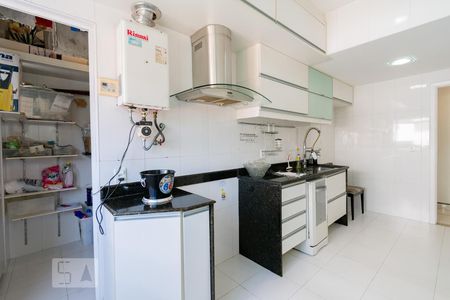 Apartamento à venda com 246m², 4 quartos e 3 vagasCozinha e Área de Serviço