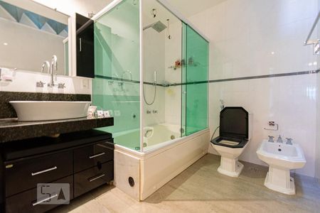 Apartamento à venda com 246m², 4 quartos e 3 vagasBanheiro da Suíte 2